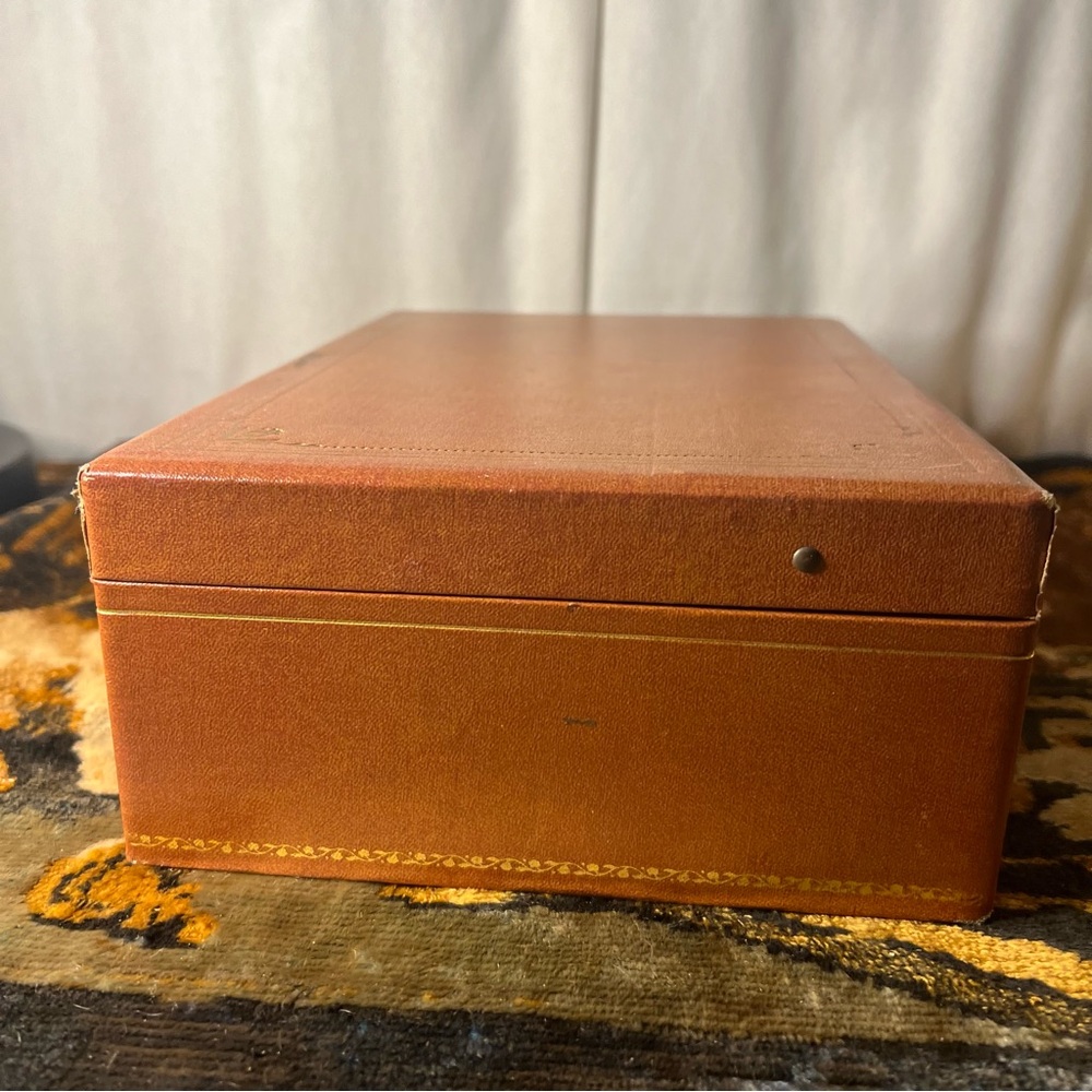 Elegant Vintage Brown Faux Leather Jewelry Box & Green Velvet Lining - Picture 13 of 16